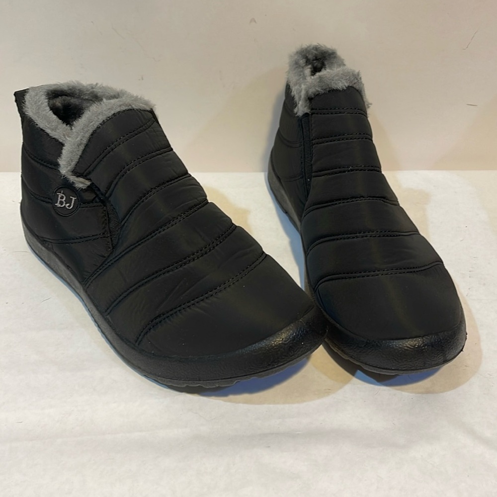 BJ black fur lined, quilted winter boots size 41, NWOT